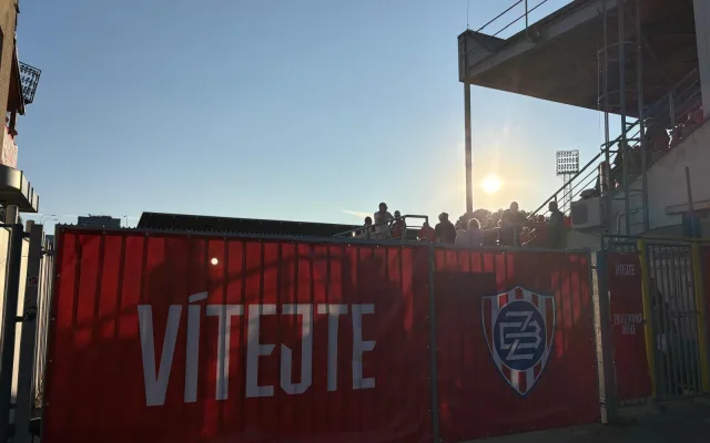 FOTO: Brno, b*zerantů plno. Fanoušci Sparty dorazili na stadion Zbrojovky