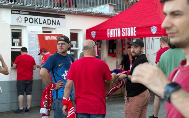 FOTO: Brno, b*zerantů plno. Fanoušci Sparty dorazili na stadion Zbrojovky