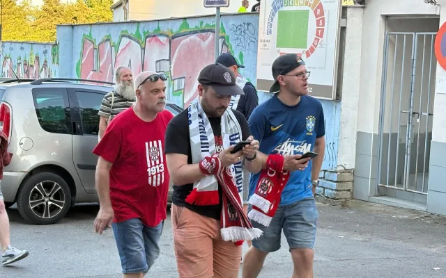 FOTO: Brno, b*zerantů plno. Fanoušci Sparty dorazili na stadion Zbrojovky