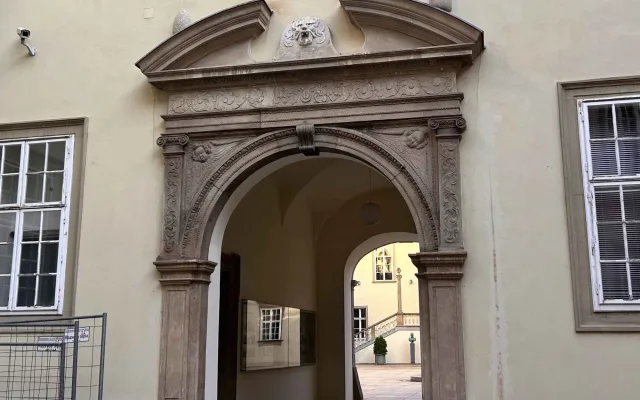 Téma zeleného mužíka, kterému z hlavy vyrůstají listy je častým motivem starších staveb