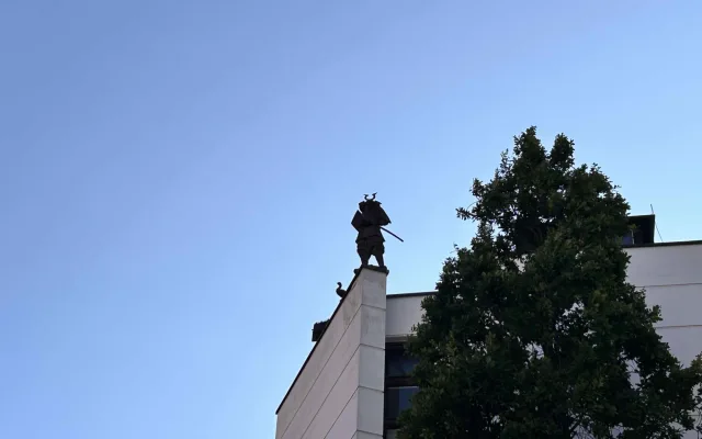 Zajímavostí Brna je i Samurai s husou, kterého lidé zahlédnou u divadla Husy na provázku