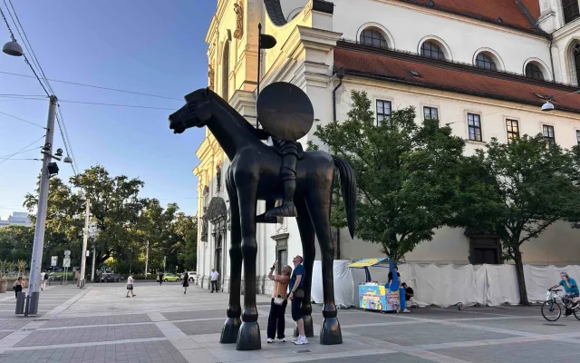 Známá socha koně na Moravském náměstí byla další zastávkou na cestě prohlídky. Jeho nesprávně proporce těla mají u návštěvníků obzvlášť dobré recenze