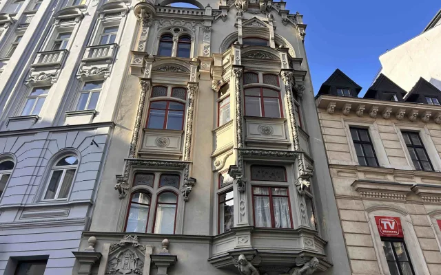 Dům, který šokoval spoustu lidí stojí na Kapucínském náměstí