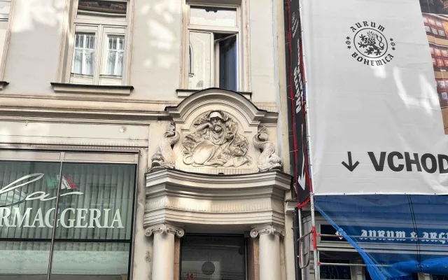 Antickou bestii, mantikoru, nad vchodem vybudovali začátkem dvacátého století