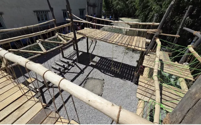 Většinu peněz vynaložili studenti na prkna na všechny mosty a plošiny.