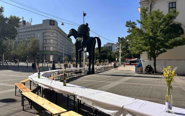 Brňané zasedli k jednomu dlouhému stolu. Přinesli domácí dobroty i veselou náladu
