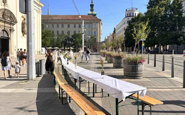 Brňané zasedli k jednomu dlouhému stolu. Přinesli domácí dobroty i veselou náladu