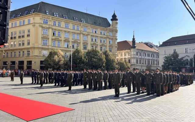 Čepice létaly vysoko. Univerzita obrany se rozloučila s 237 absolventy
