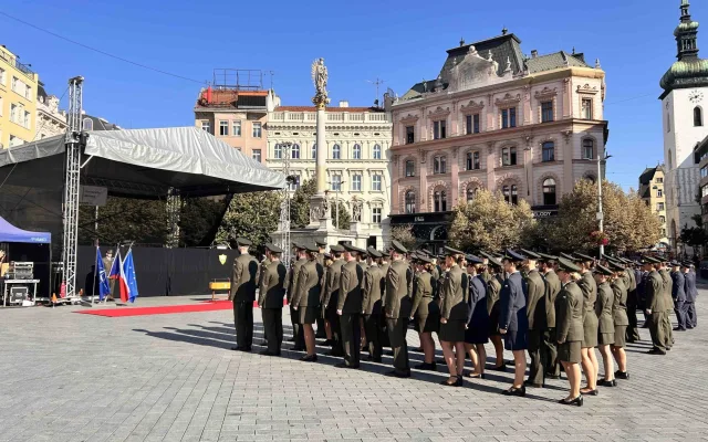 Čepice létaly vysoko. Univerzita obrany se rozloučila s 237 absolventy