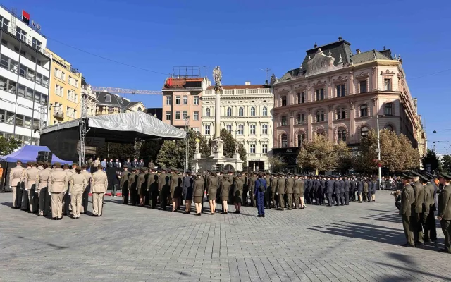 Čepice létaly vysoko. Univerzita obrany se rozloučila s 237 absolventy