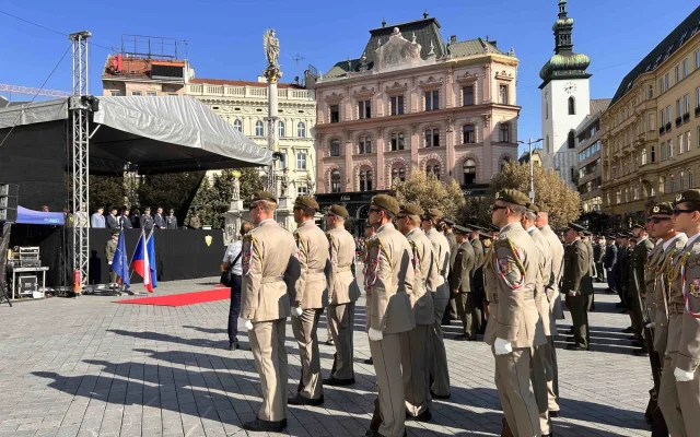 Čepice létaly vysoko. Univerzita obrany se rozloučila s 237 absolventy