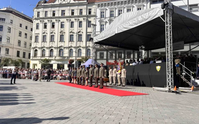 Čepice létaly vysoko. Univerzita obrany se rozloučila s 237 absolventy