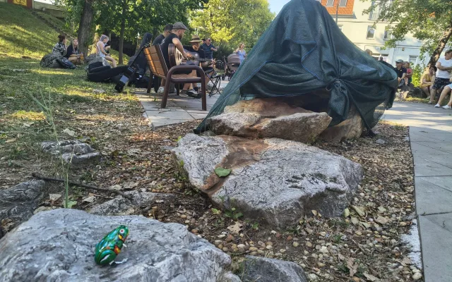 Žába sedí na prameni a bublá. Nová fontána oživila parčík v Žabovřeskách