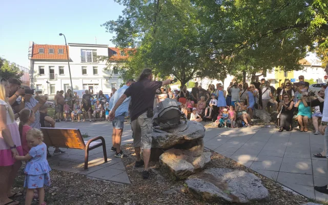 Žába sedí na prameni a bublá. Nová fontána oživila parčík v Žabovřeskách