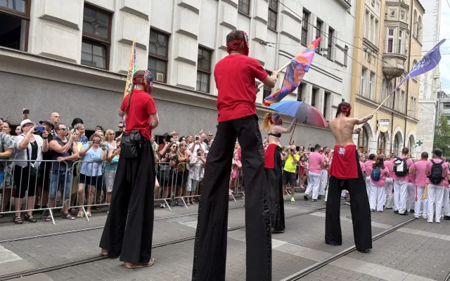 FOTO: Ulicemi Brna se prohnal karnevalový průvod. Lidi přenesl do exotické Brazílie