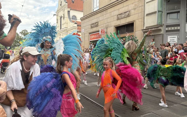 FOTO: Ulicemi Brna se prohnal karnevalový průvod. Lidi přenesl do exotické Brazílie