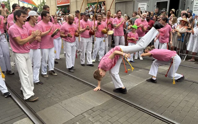 FOTO: Ulicemi Brna se prohnal karnevalový průvod. Lidi přenesl do exotické Brazílie