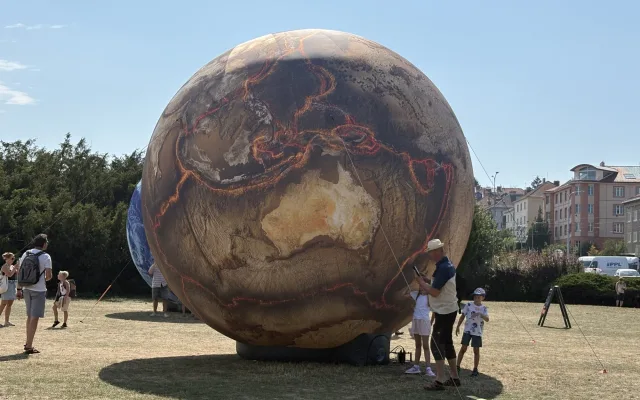 FOTO: Vesmír v Brně. Na Kraví hoře opět vystavují obří Jupiter i další planety