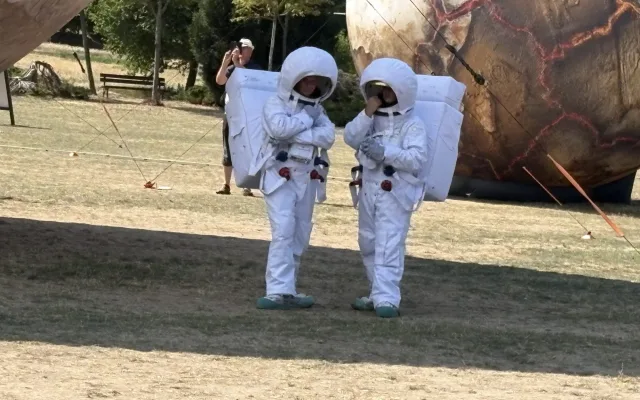 FOTO: Vesmír v Brně. Na Kraví hoře opět vystavují obří Jupiter i další planety