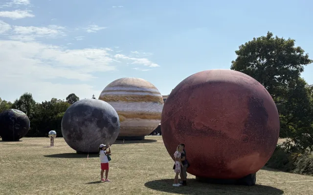 FOTO: Vesmír v Brně. Na Kraví hoře opět vystavují obří Jupiter i další planety