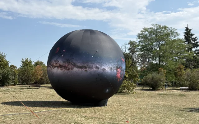 FOTO: Vesmír v Brně. Na Kraví hoře opět vystavují obří Jupiter i další planety