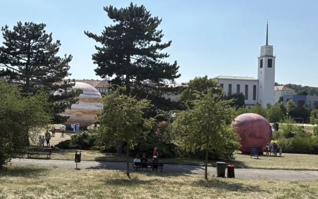 FOTO: Vesmír v Brně. Na Kraví hoře opět vystavují obří Jupiter i další planety