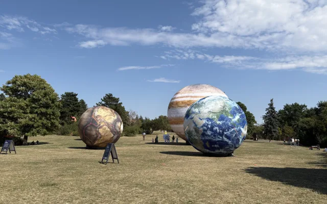 FOTO: Vesmír v Brně. Na Kraví hoře opět vystavují obří Jupiter i další planety