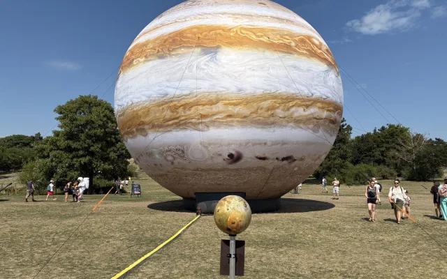FOTO: Vesmír v Brně. Na Kraví hoře opět vystavují obří Jupiter i další planety