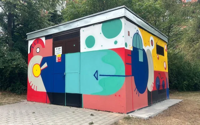 Z šedých krabic umělecká díla. Umělci proměnili deset trafostanic na Vinohradech