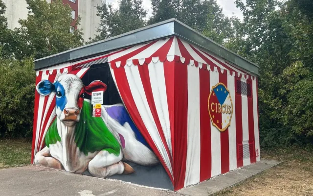 Z šedých krabic umělecká díla. Umělci proměnili deset trafostanic na Vinohradech