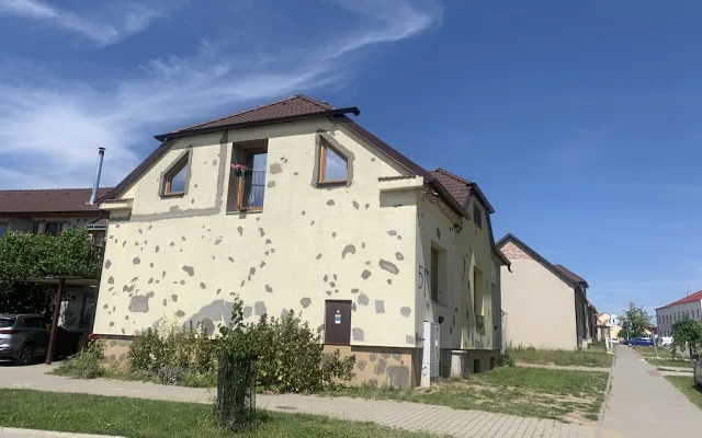 I po roce jsou domy v Hruškách stále poničené