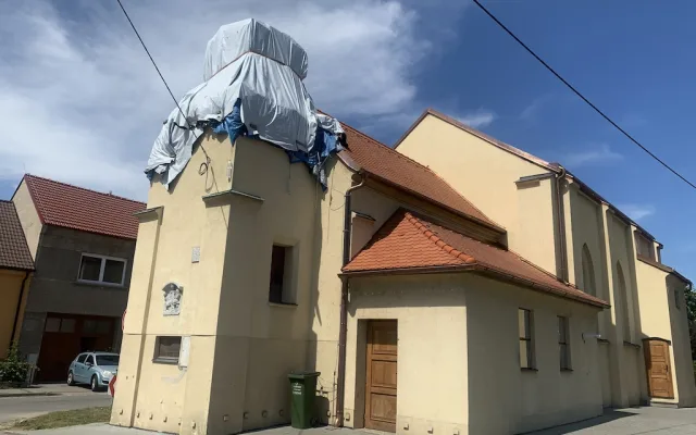Tornádo poničilo také kostel svatého Bartoloměje v Hruškách