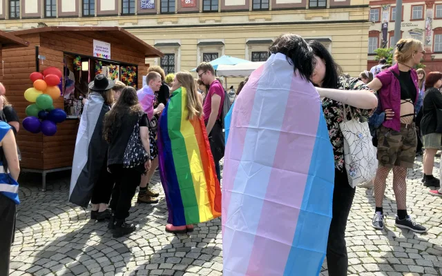 FOTOGALERIE: Duhové vlajky i objetí od mámy. Brnem prošel průvod oslavující queer komunitu