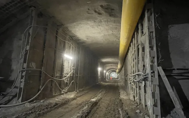 Hranice 100 metrů překonána. Pokračuje ražba průzkumné štoly tunelu Vinohrady