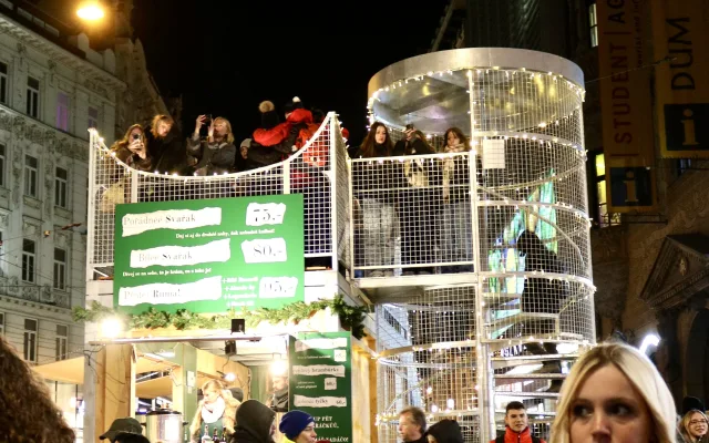 FOTO: V srdci Brna dnes zazářily vánoční stromy. Podívaná přilákala tisíce lidí