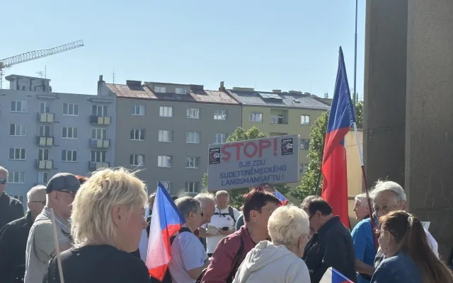 FOTO: Protestující proti sjezdu sudetských Němců u výstaviště postavili barikádu