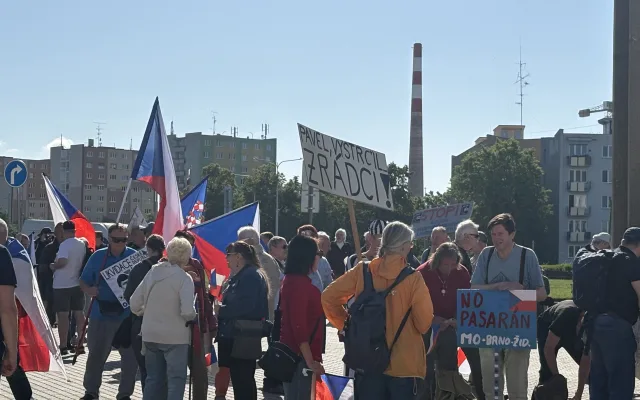 FOTO: Protestující proti sjezdu sudetských Němců u výstaviště postavili barikádu