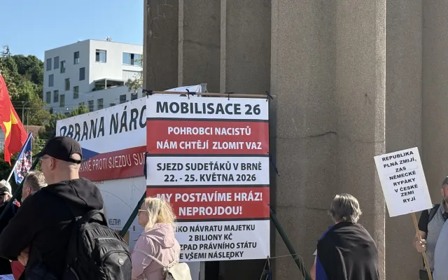 FOTO: Protestující proti sjezdu sudetských Němců u výstaviště postavili barikádu