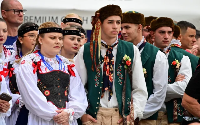 FOTO: Sudetští Němci zasedli s Čechy u společných stolů, přišli i odpůrci