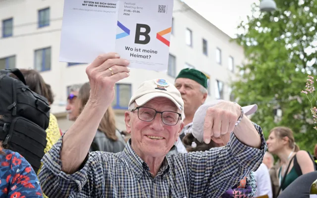 FOTO: Sudetští Němci zasedli s Čechy u společných stolů, přišli i odpůrci