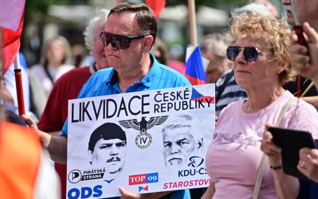 FOTO: Sudetští Němci zasedli s Čechy u společných stolů, přišli i odpůrci