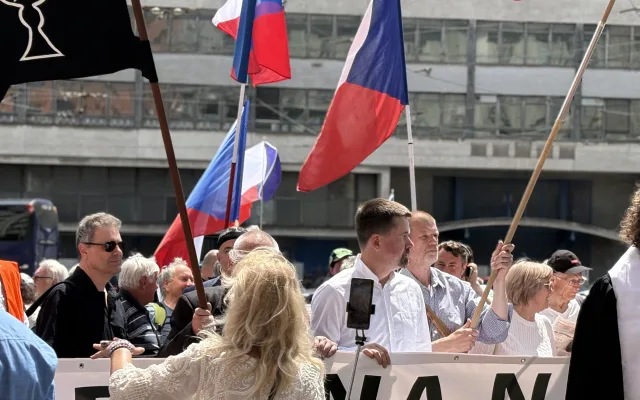 FOTO: Husitský chorál a české vlajky. Brnem prošel protest proti sudetským Němcům
