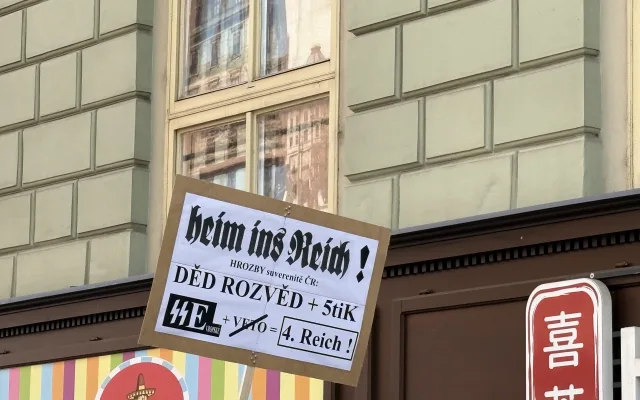 FOTO: Husitský chorál a české vlajky. Brnem prošel protest proti sudetským Němcům