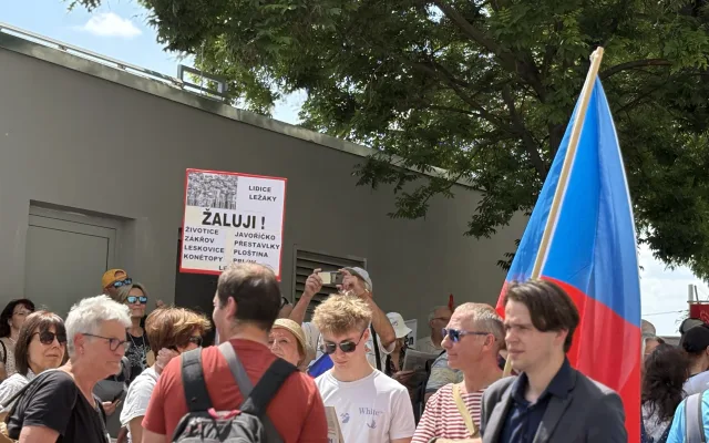 FOTO: Husitský chorál a české vlajky. Brnem prošel protest proti sudetským Němcům