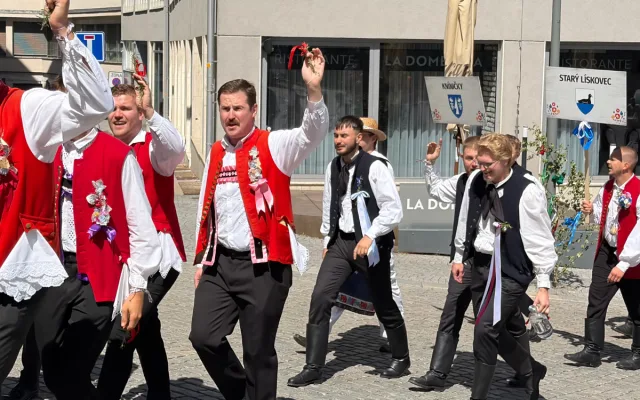 Centrum Brna při prvních celoměstských hodech zaplavila krojovaná chasa