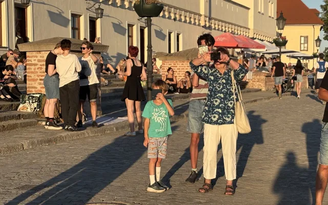 Brňané vyrazili za zatměním Slunce. Hvězdárna vyprodala brýle, Špilberk zhasl