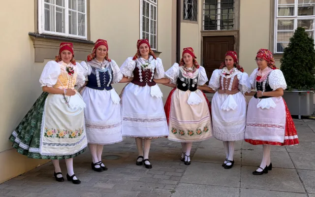 Centrum Brna při prvních celoměstských hodech zaplavila krojovaná chasa