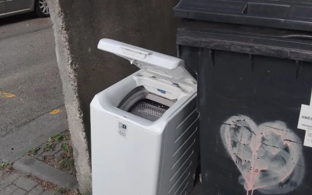 Pračka k popelnicím nepatří. Tvrdou cestou se o tom přesvědčil mladík z Brna