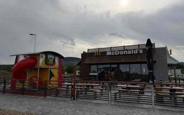 Zastávka s výhledem na Pálavu. McDonald's otevřel restauraci u Perné