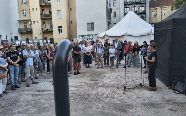 Ze Spálené ulice je opět U Synagogy. Vypáleného židovský chrám připomíná i poesiomat